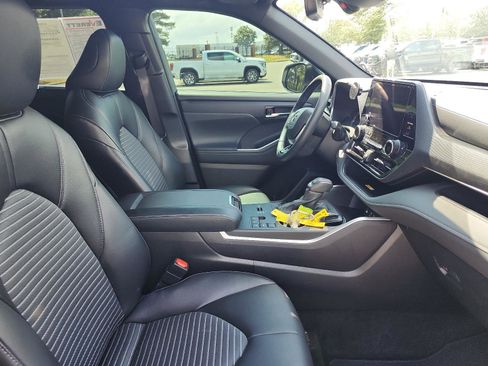 Used 2024 Toyota Highlander XSE image 7