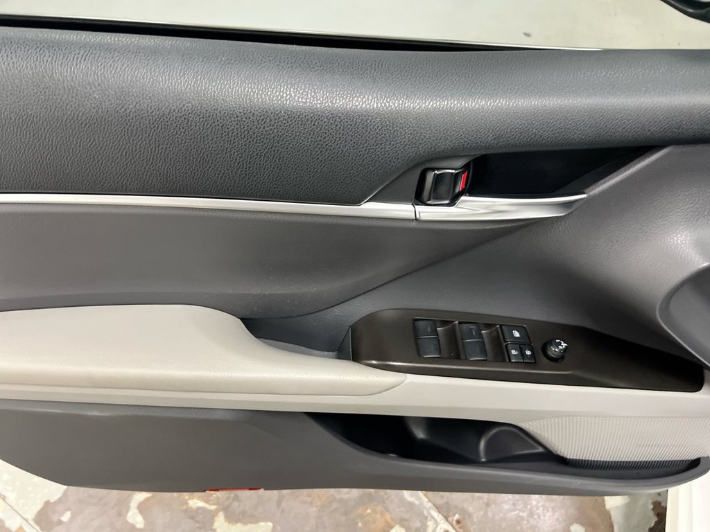 Used 2022 Toyota Camry SE w/ Cold Weather Package FWD image 20