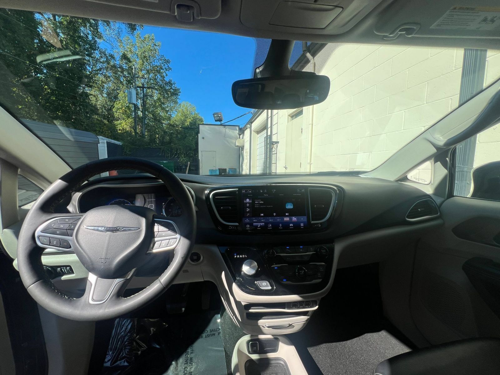 Used 2024 Chrysler Pacifica Touring-L FWD image 34