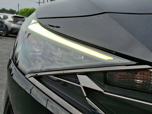 Used 2022 Hyundai Elantra Limited w/ Preferred Accessory Package FWD image 8