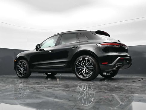Certified 2025 Porsche Macan AWD/4WD image 41
