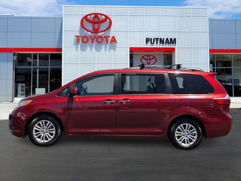 Used 2017 Toyota Sienna FWD image 7