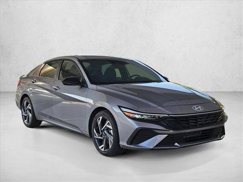 Used 2025 Hyundai Elantra Sport FWD image 3