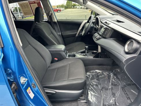 Used 2018 Toyota RAV4 LE FWD image 33