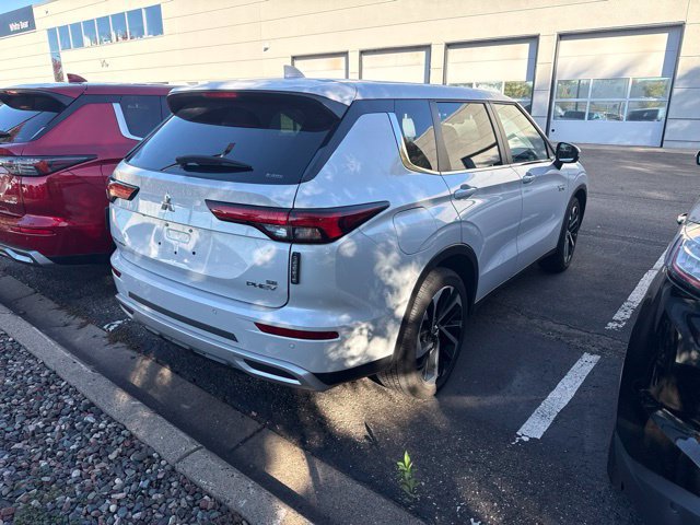Used 2024 Mitsubishi Outlander SE AWD/4WD image 2
