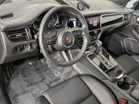 Certified 2025 Porsche Macan AWD/4WD image 4