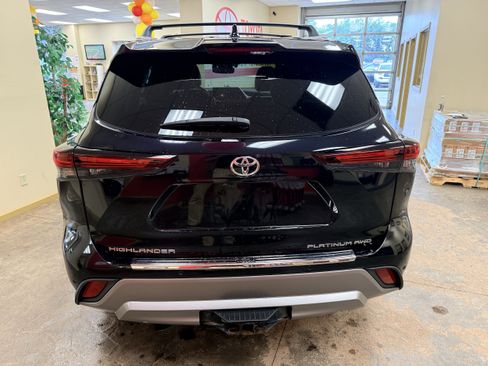Used 2024 Toyota Highlander Platinum AWD/4WD image 10