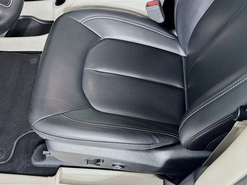 Used 2023 Chrysler Pacifica Touring-L FWD image 19