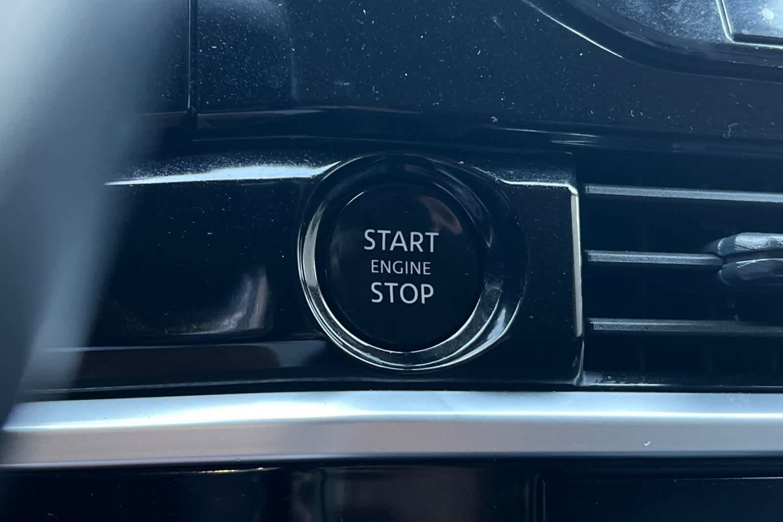 Used 2025 Nissan Pathfinder SL FWD image 28