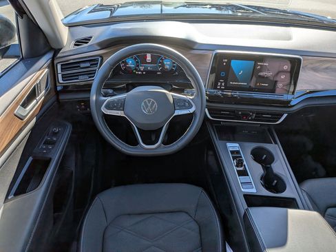 Used 2025 Volkswagen Atlas SE image 32