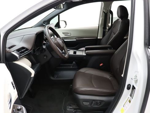 Certified 2021 Toyota Sienna Platinum image 14