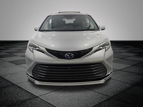 Certified 2022 Toyota Sienna Platinum FWD image 2