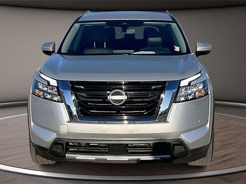 Certified 2025 Nissan Pathfinder SL image 3