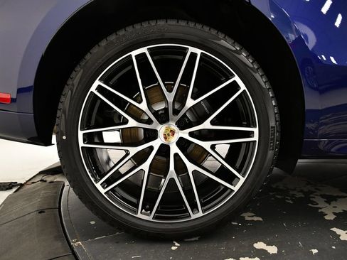 Certified 2025 Porsche Macan image 18