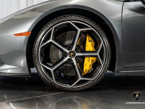 Used 2022 Lamborghini Huracan EVO image 12