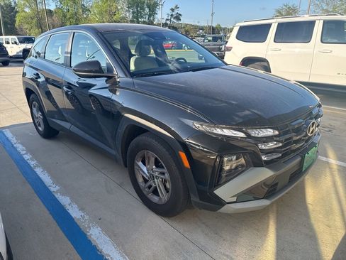 Certified 2025 Hyundai Tucson SE image 3