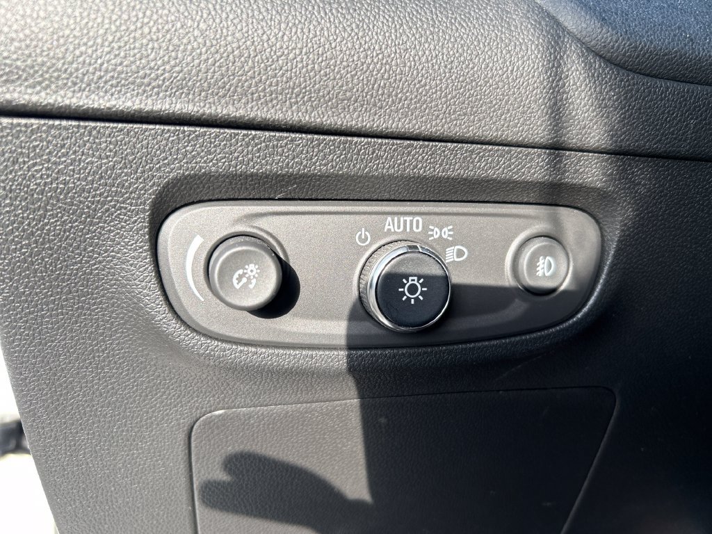 Used 2022 Buick Encore GX Select w/ Sport Touring Package FWD image 11