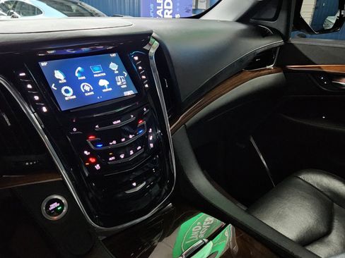 Used 2017 Cadillac Escalade Luxury image 35
