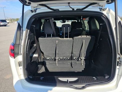 Used 2022 Chrysler Pacifica Touring image 23