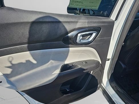 Used 2025 Jeep Compass Limited image 29