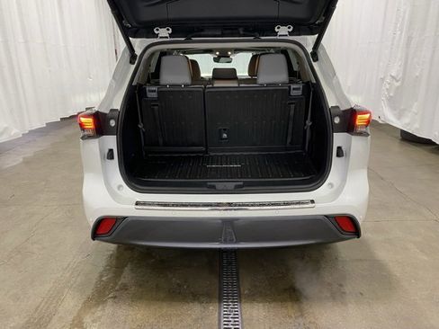 Used 2023 Toyota Highlander Limited image 13
