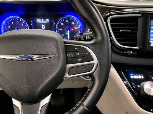 Used 2018 Chrysler Pacifica Touring-L FWD image 12