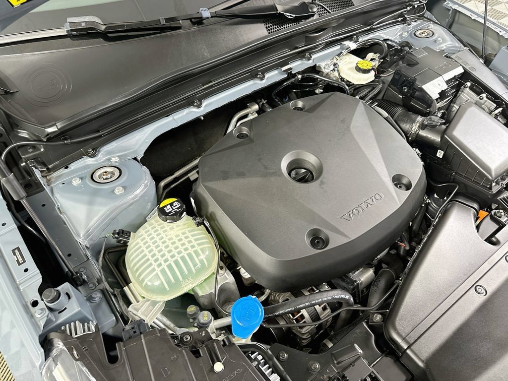 Used 2022 Volvo XC40 T5 Momentum AWD/4WD image 26
