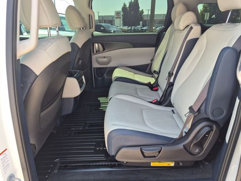 Used 2025 Kia Carnival SX w/ SX Dark Edition Package FWD image 29