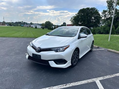 Used 2018 Toyota Corolla iM w/ All-Weather Mat Package FWD image 2