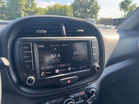 Used 2025 Kia Soul LX w/ LX Technology Package FWD image 16