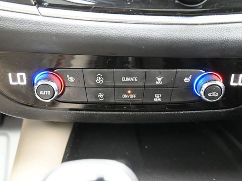 Used 2018 Buick Enclave Essence AWD/4WD image 19