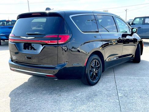 Used 2025 Chrysler Pacifica Select image 4