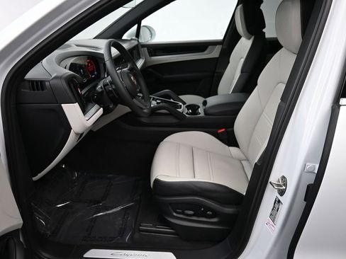 Certified 2025 Porsche Cayenne AWD/4WD image 9
