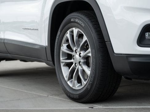 Used 2019 Jeep Cherokee Latitude Plus w/ Comfort/Convenience Group image 20