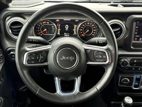 Used 2018 Jeep Wrangler Unlimited Sahara AWD/4WD image 15