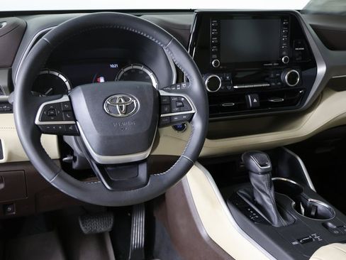 Used 2022 Toyota Highlander XLE image 11