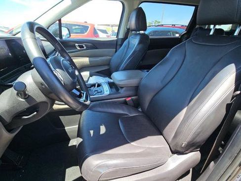 Used 2025 Kia Carnival FWD image 8