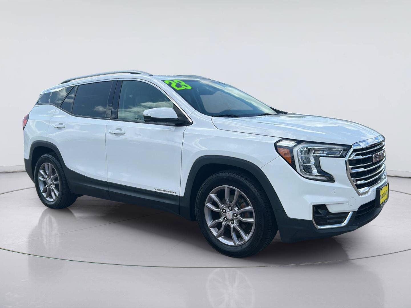 Used 2023 GMC Terrain SLT w/ Tech Package FWD image 3