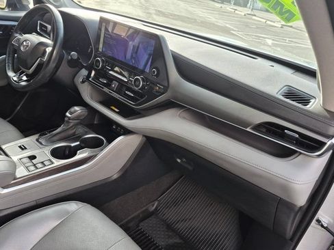 Used 2023 Toyota Highlander Limited FWD image 5