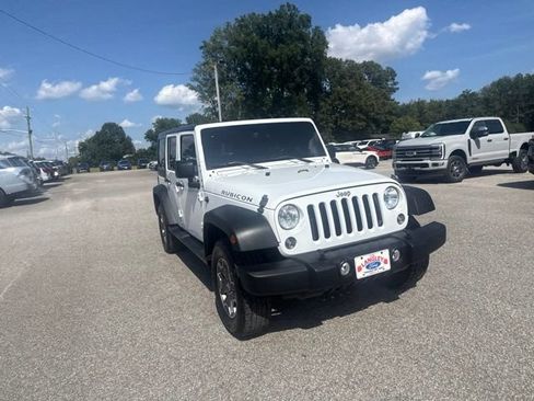 Used 2015 Jeep Wrangler Unlimited Rubicon w/ Connectivity Group AWD/4WD image 9