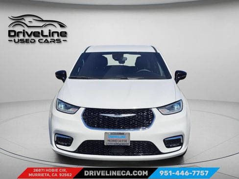 Used 2025 Chrysler Pacifica Select FWD image 2