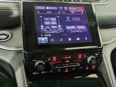 Used 2024 Jeep Grand Cherokee Altitude RWD image 27