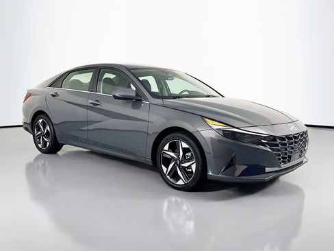 Used 2023 Hyundai Elantra Limited w/ Preferred Accessory Package FWD image 3