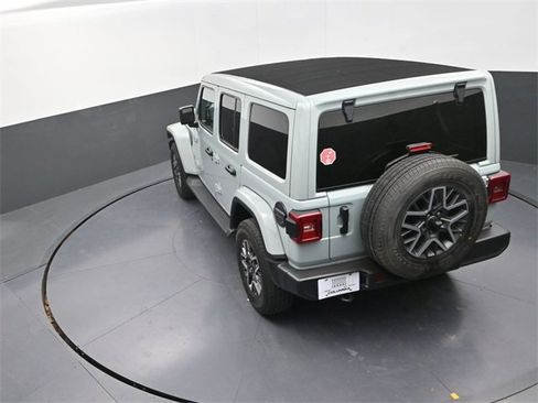 Used 2024 Jeep Wrangler Sahara image 13