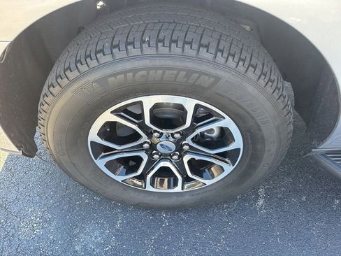 Used 2024 Ford Expedition XLT RWD image 9