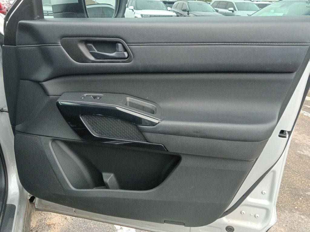 Used 2024 Nissan Pathfinder SV FWD image 13