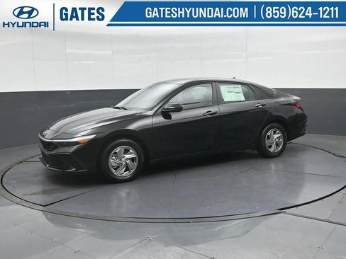 New 2026 Hyundai Elantra SE image 7