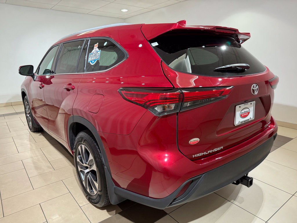 Used 2022 Toyota Highlander XLE AWD/4WD image 3