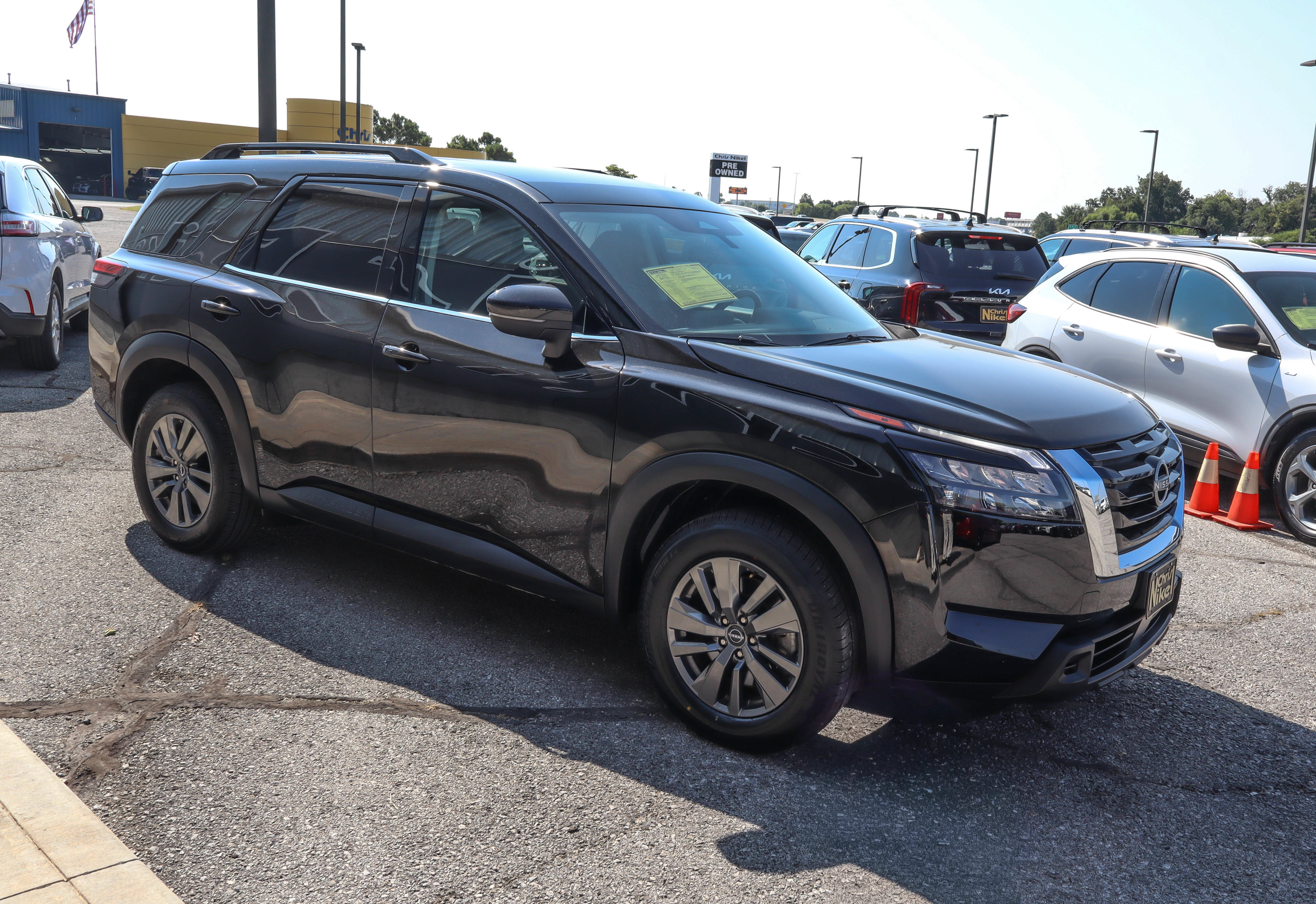 Used 2025 Nissan Pathfinder SV FWD image 3