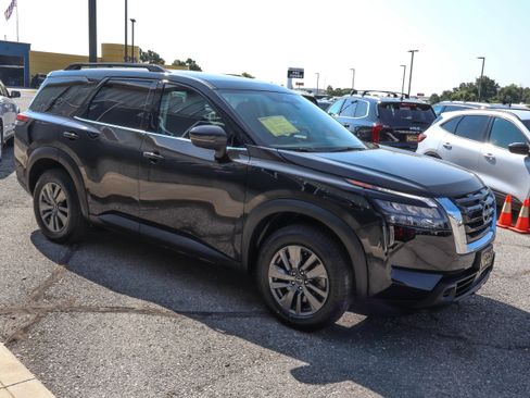 Used 2025 Nissan Pathfinder SV FWD image 3